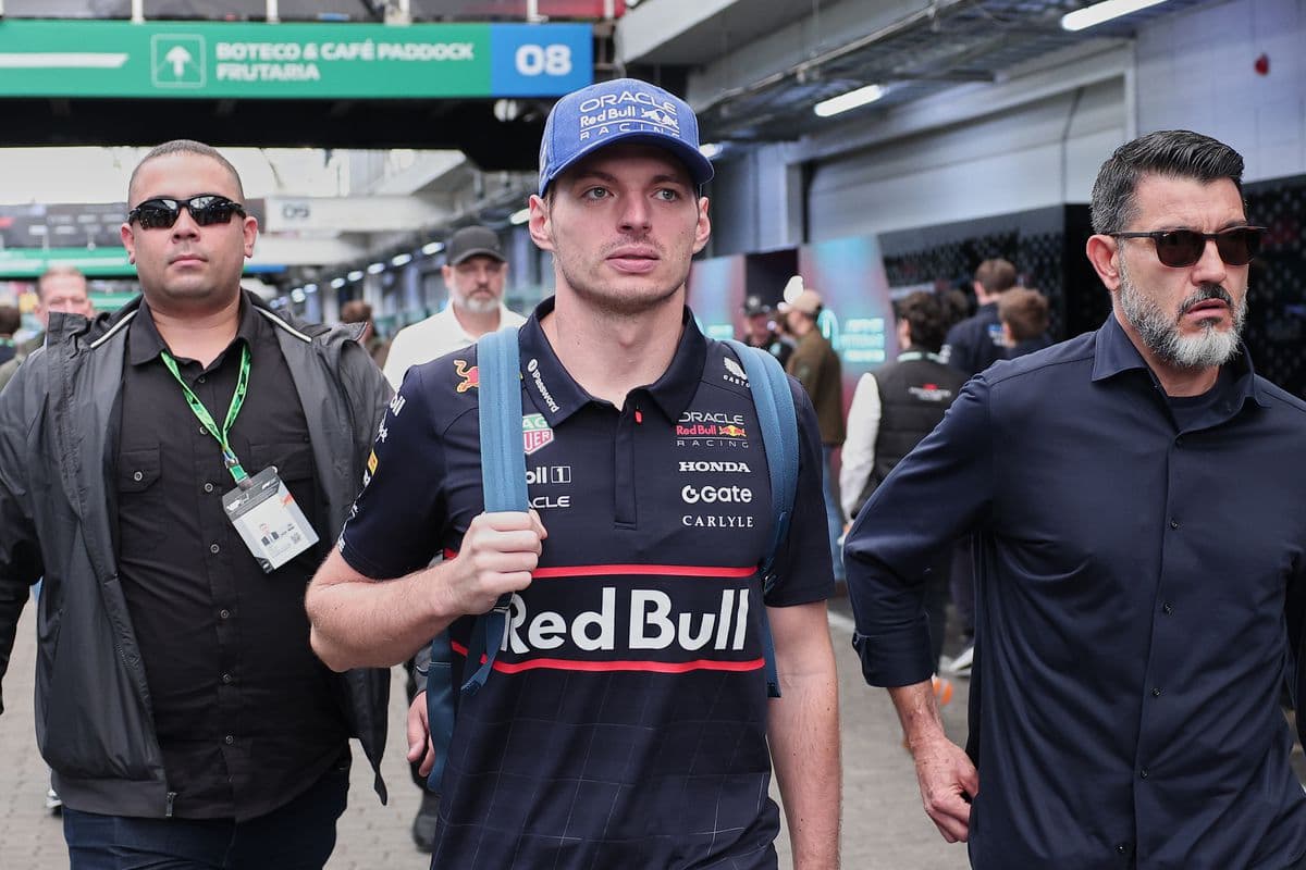 Verstappen štartuje z boxovej uličky vo Veľkej cene Brazílie