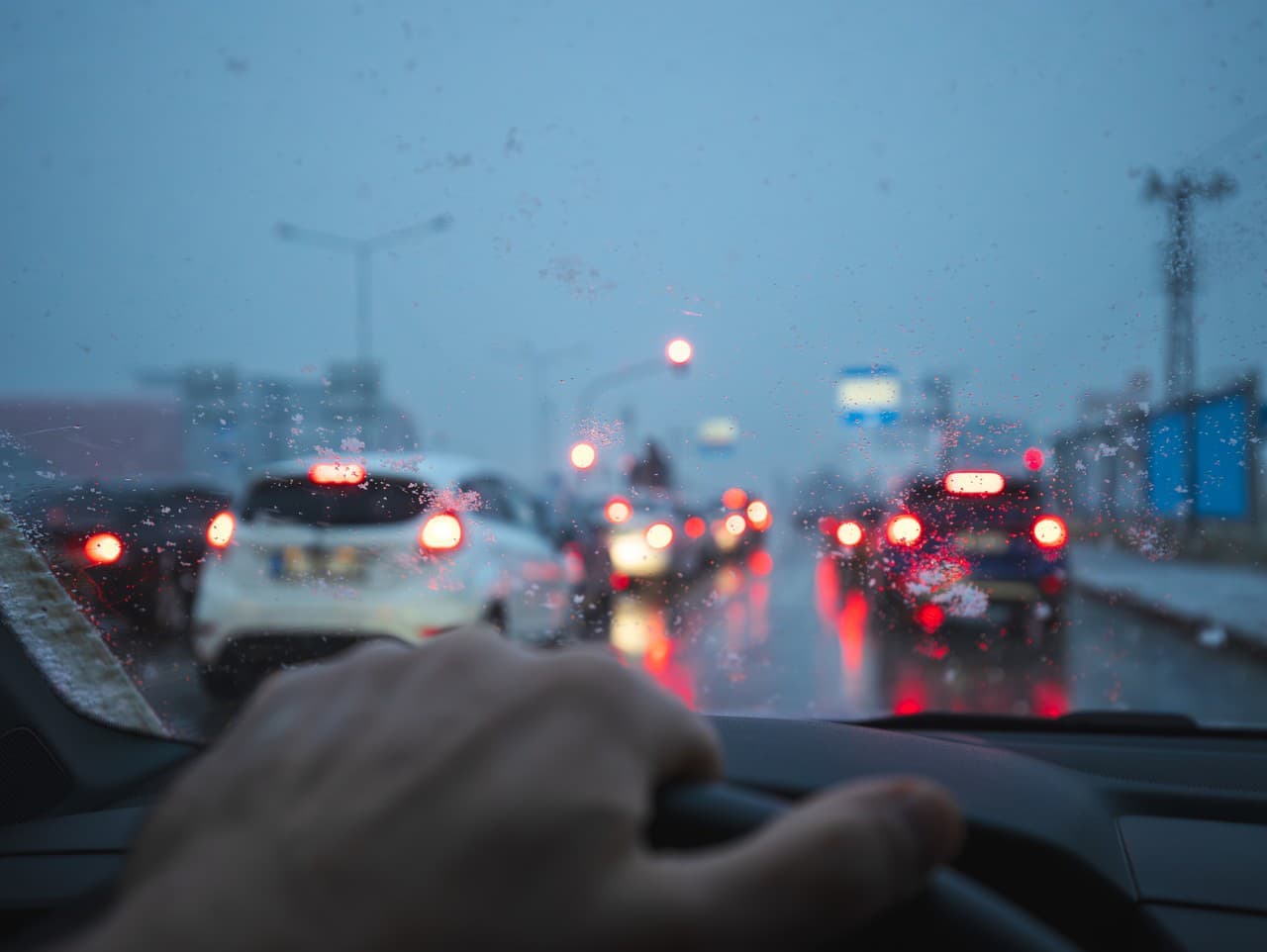 Ranné kolóny v Bratislave: Zdržania a neprejazdné úseky