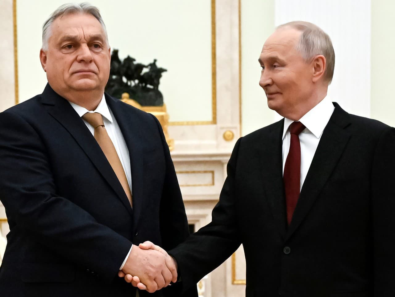 Kremeľ zasahuje do maďarských volieb: Dezinformačná kampaň pre Orbána