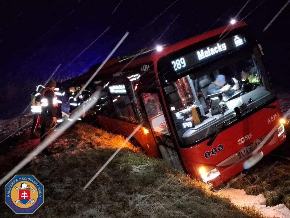 Nehoda autobusu pri Plaveckom Mikuláši: Štyri osoby bez zranení