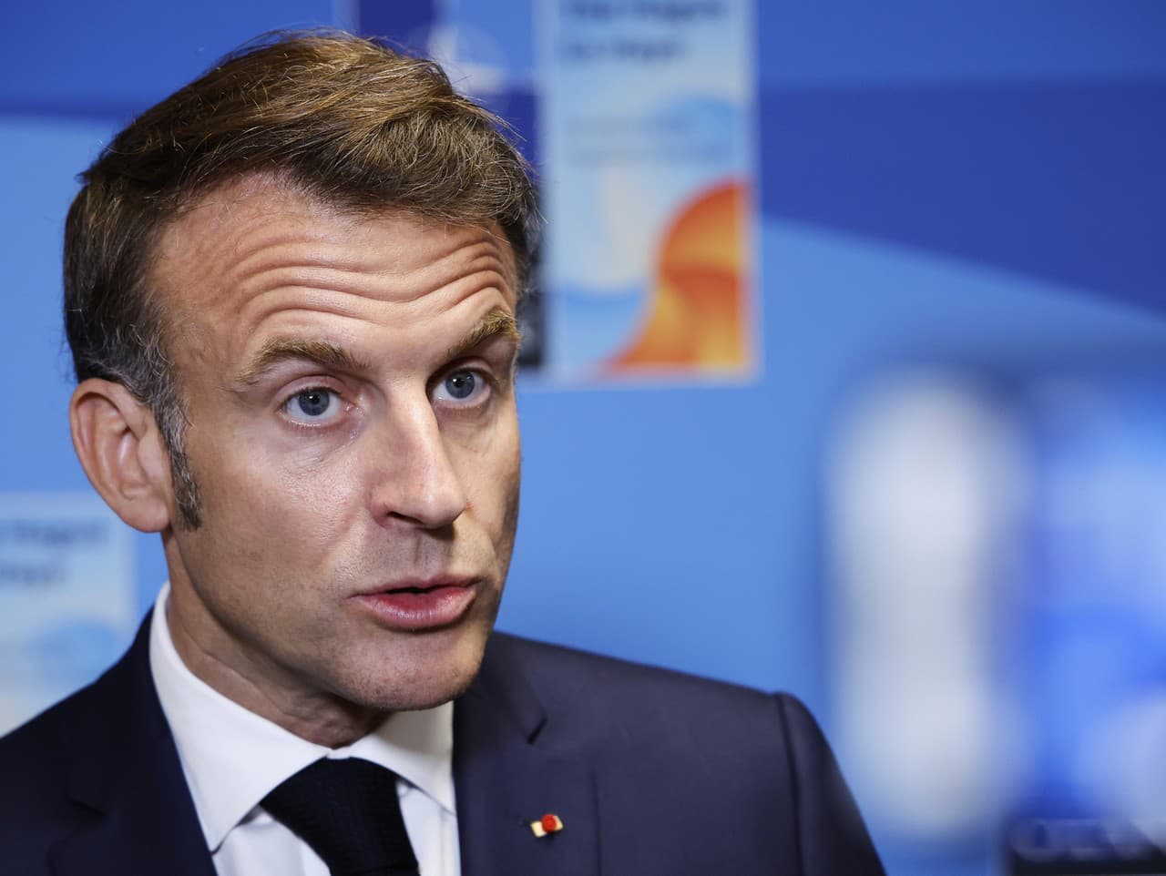 Macron presúva lietadlovú loď do Stredozemného mora