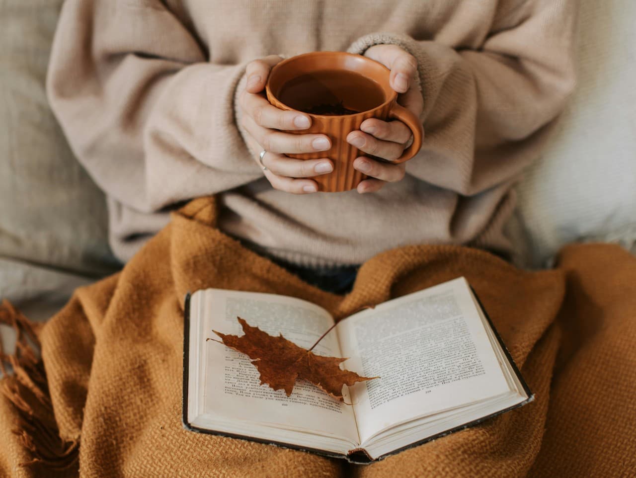 Hygge čítanie: Knihy na prekonanie novembrovej melanchólie