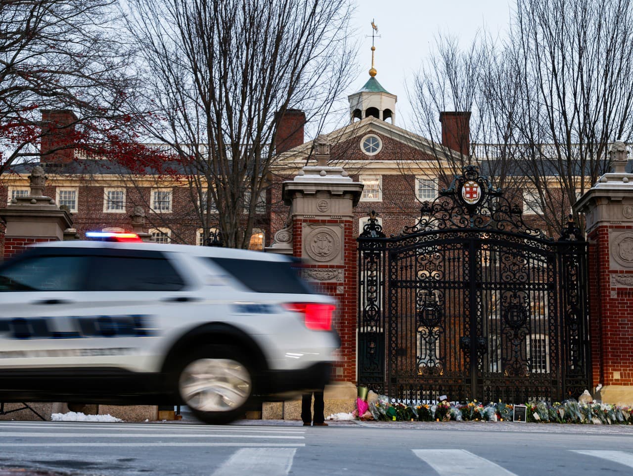 Masová streľba na Brownovej univerzite: Pátranie po páchateľovi pokračuje