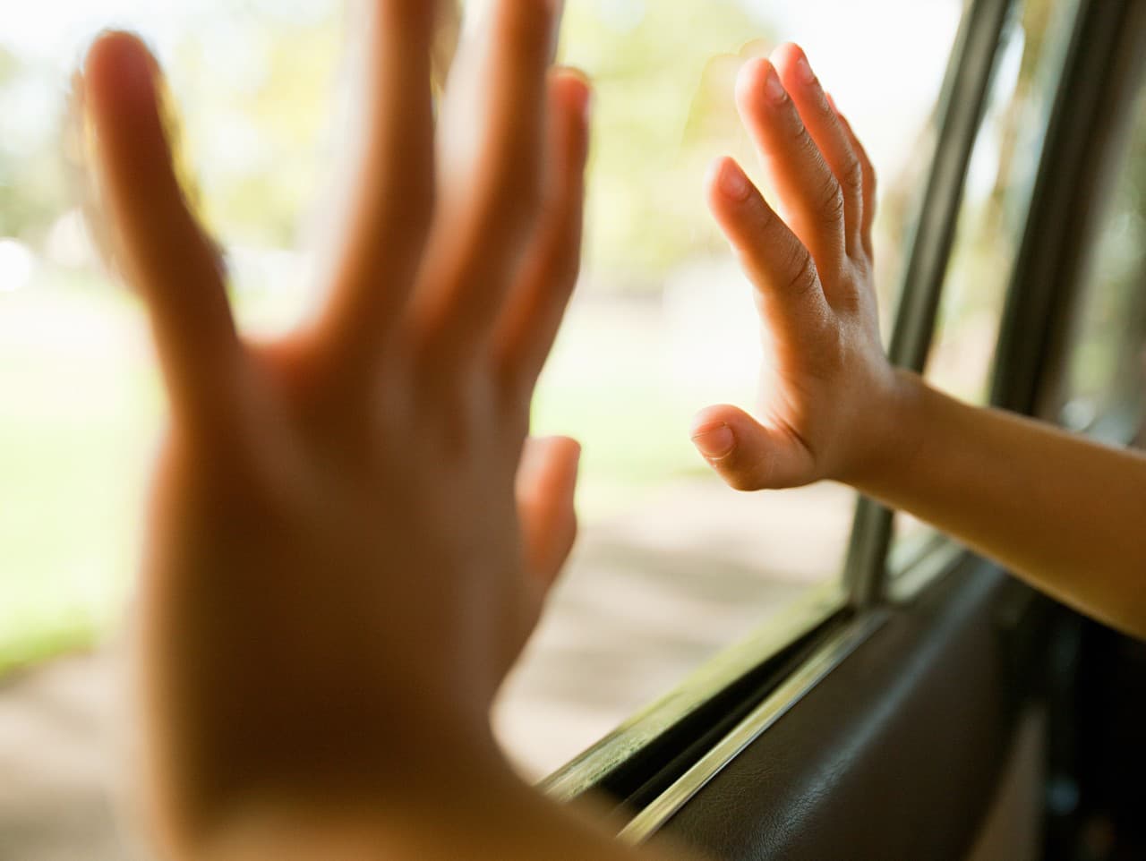 Polícia posilnila hliadky po pokuse o lákanie dievčat do auta