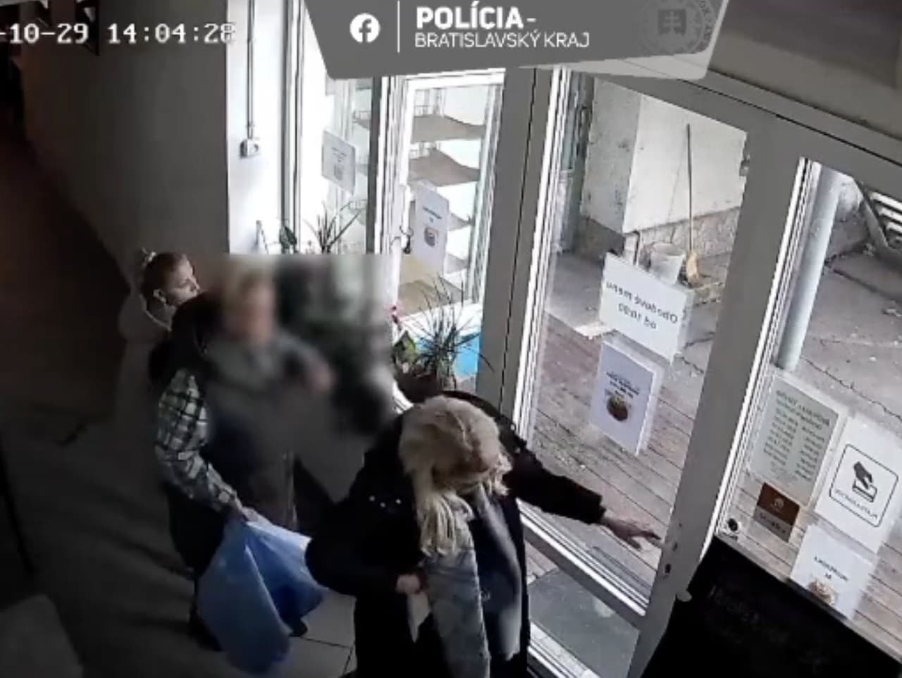 Polícia pátra po páchateľoch krádeže peňaženky v Bratislave