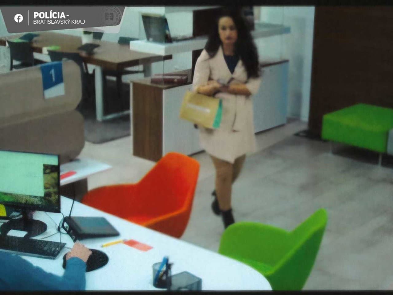 Polícia žiada o pomoc pri pátraní po žene spojenéj s podvodom