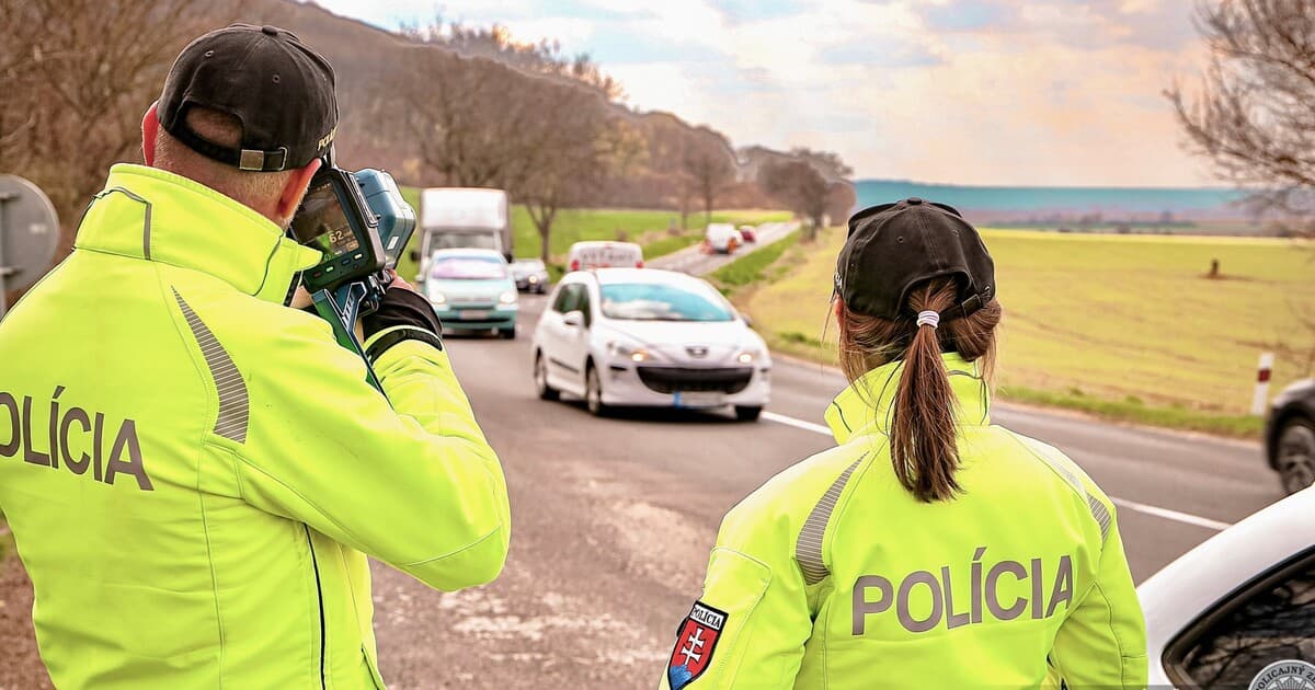 Polícia varuje vodičov: Dušičky prinesú viac áut a policajtov na cestách