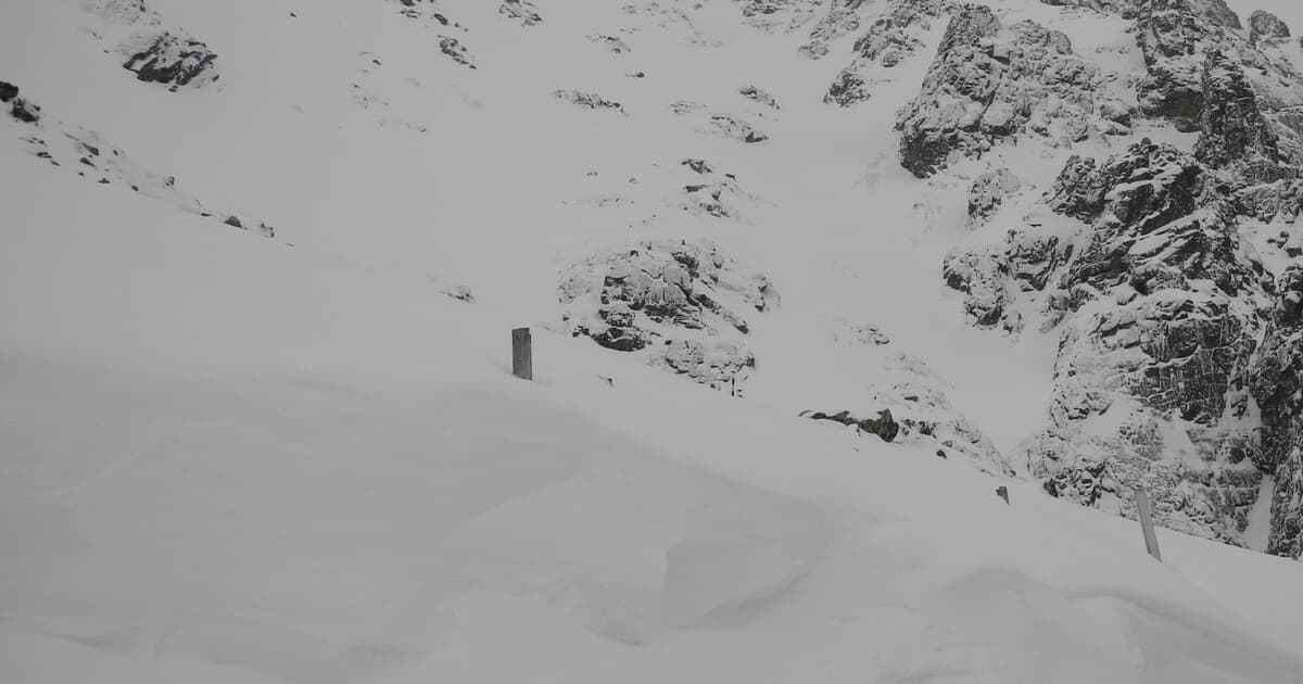 Sneženie a vietor zvyšujú lavínové nebezpečenstvo v Tatrách