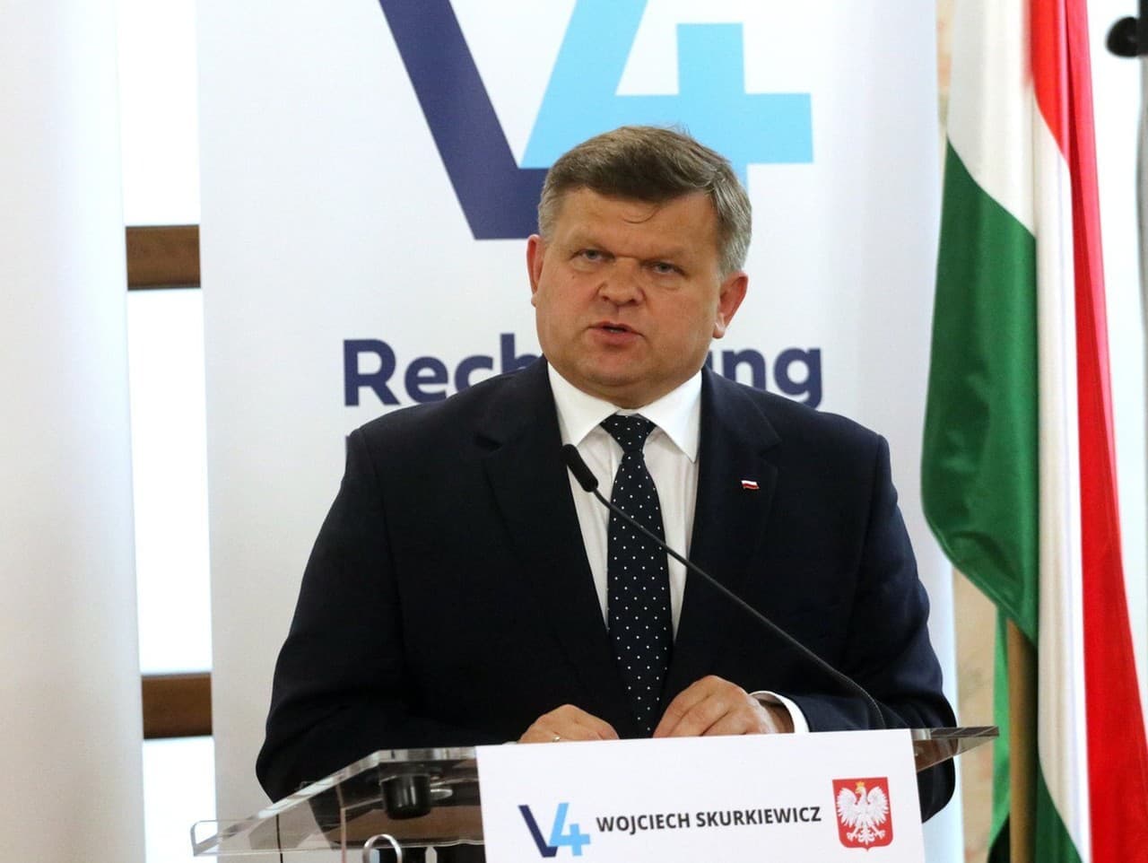 Politická konfrontácia v Poľsku: Senátor zaútočil na novinárku