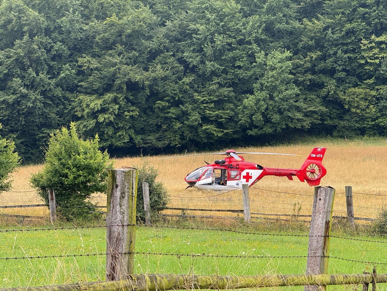 Streľba v obci Čataj: Muž skončil v nemocnici po zásahu polície