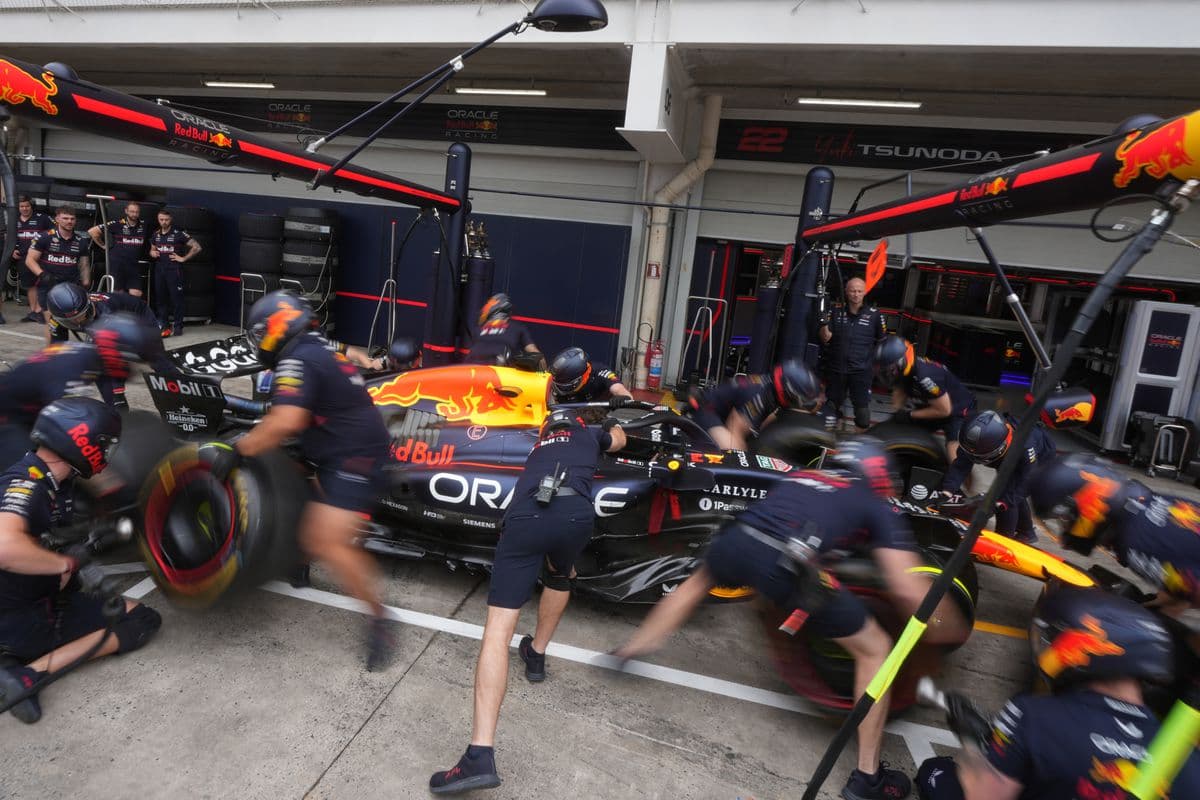 Mechanici Red Bullu prekonávajú hranice v tme