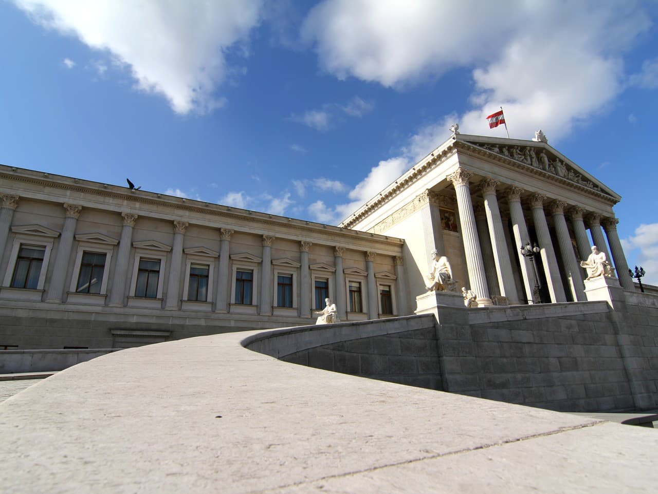 Rakúsko prijalo zákon o zákaze šatiek na školách pre dievčatá