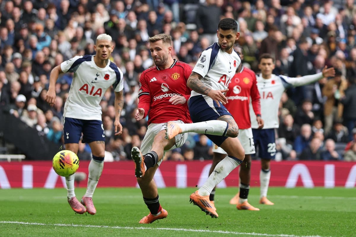 Manchester United zachránil bod v dramatickom zápase s Tottenhamom