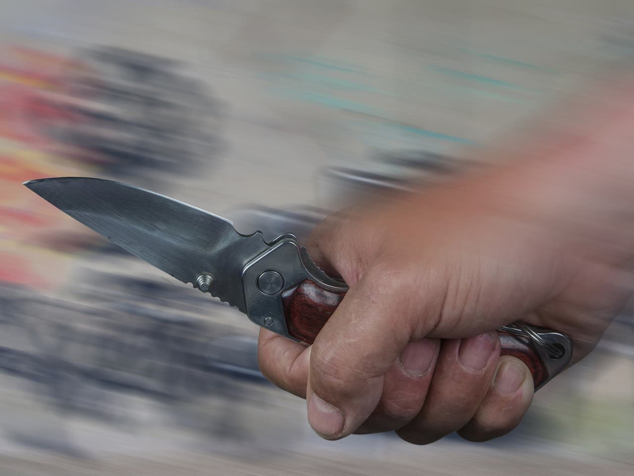 Muž v Šumperku pobodal taxikárku a ušiel s jej autom