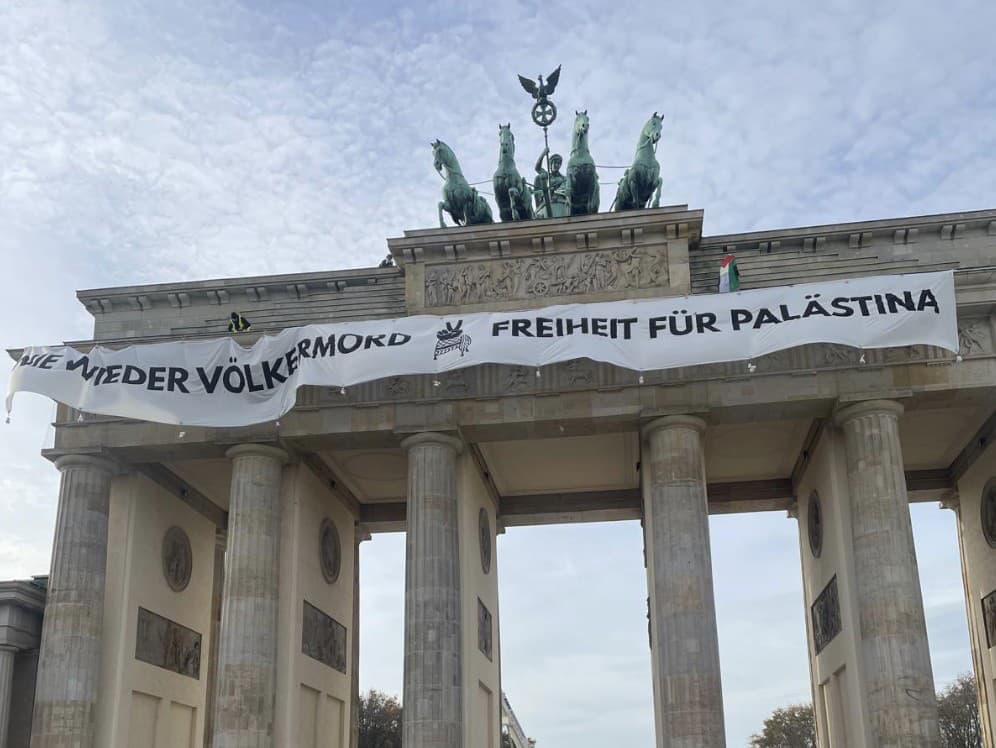 Provokatívny protest na Brandenburskej bráne: Aktivisti vyvesili transparent