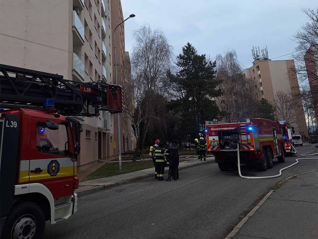 Požiar bytu v Novom Meste nad Váhom: Evakuácia 12 ľudí