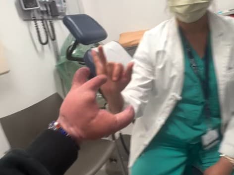 Zázračná operácia: Ruka prišitá k bedru zachránila život Kylea Mazura