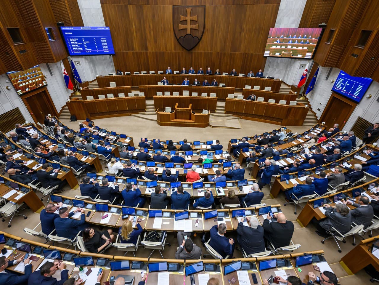 Poslanci pokračujú v rokovaní o zmene ÚOO a reforme sociálnych služieb