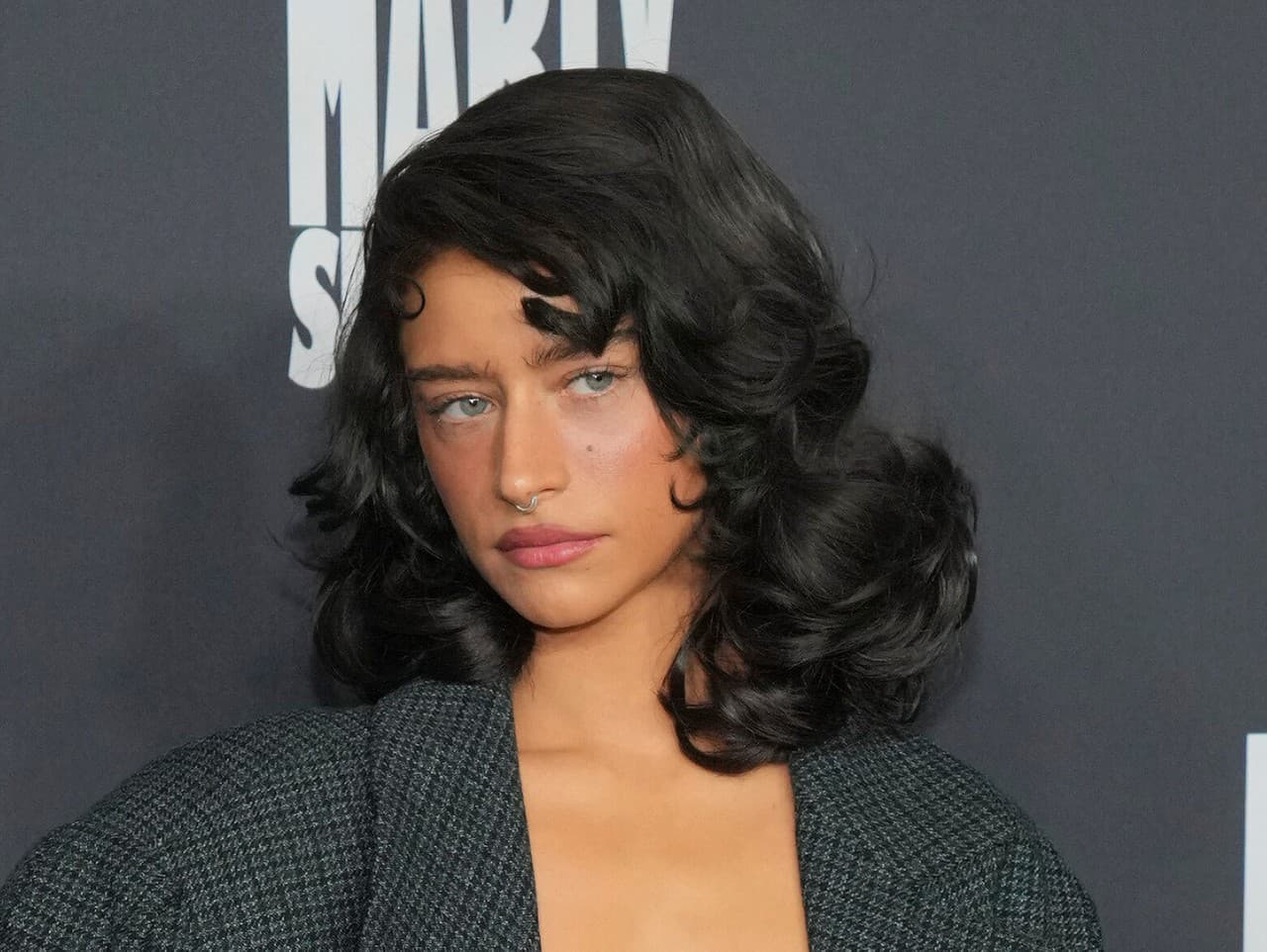 Odessa A'zion šokovala na premiére: Bez podprsenky a s odvážnym outfitom