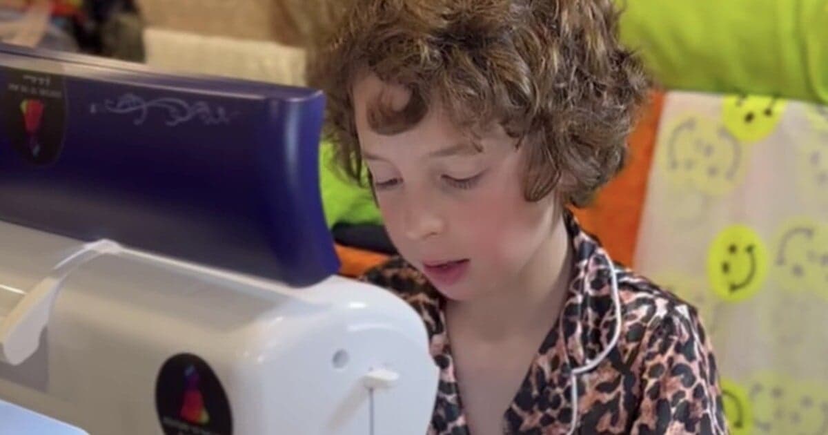 Desaťročný módny zázrak: Max Alexander na Parížskom Fashion Weeku