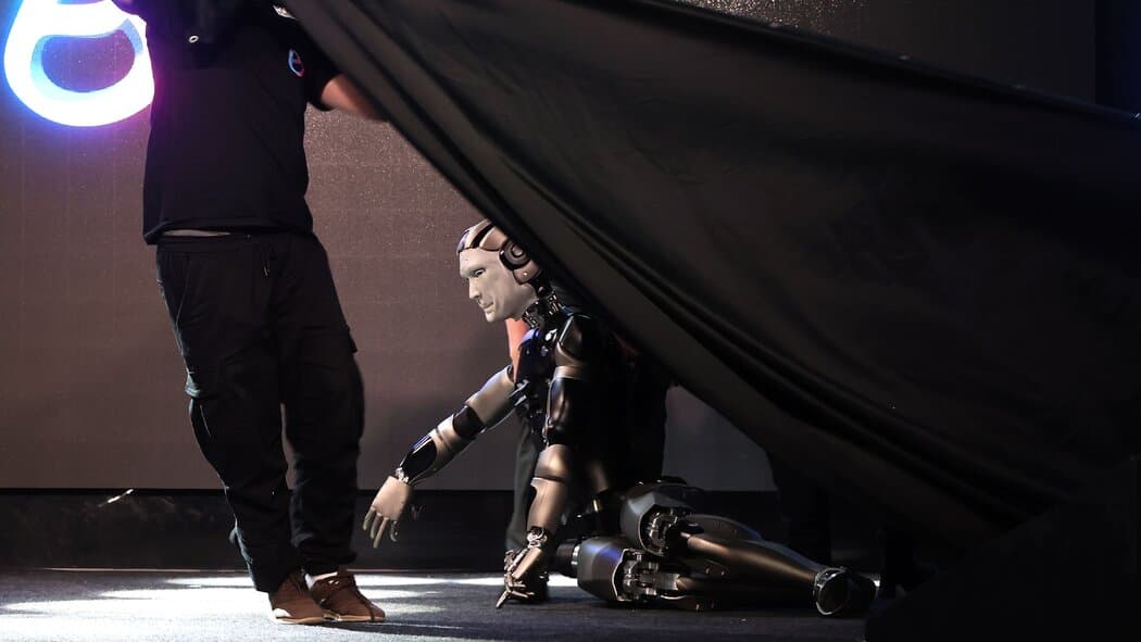 Rusko predstavilo robota AIDOL, no jeho debut sa skončil katastrofou
