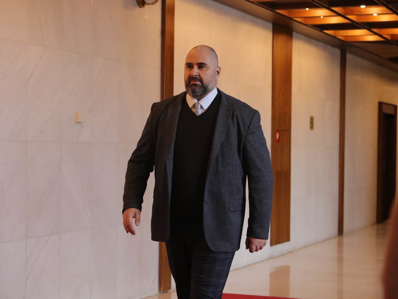 Krajský súd rozhodol: Linhartov spor s policajtom prechádza na okresný úrad