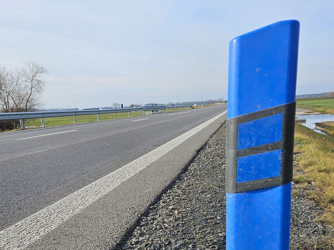 Modré stĺpiky na cestách: Nový spôsob, ako zvýšiť bezpečnosť vodičov