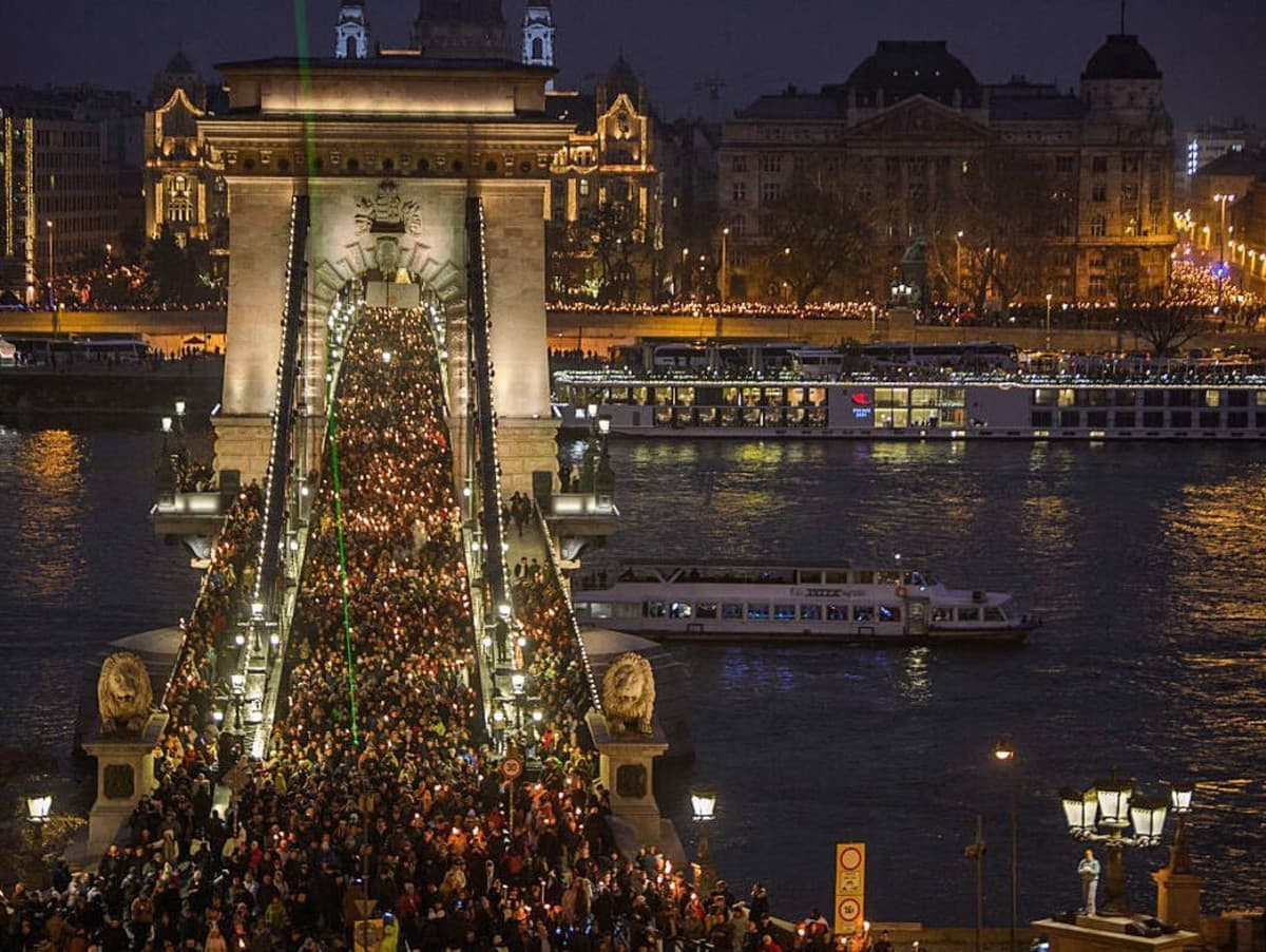 Protesty v Budapešti: Maďari žiadajú zodpovednosť za zneužívanie detí