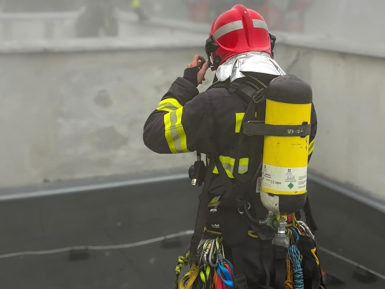 Požiar haly na recykláciu plastov v Malackách: Hasiči zasahujú