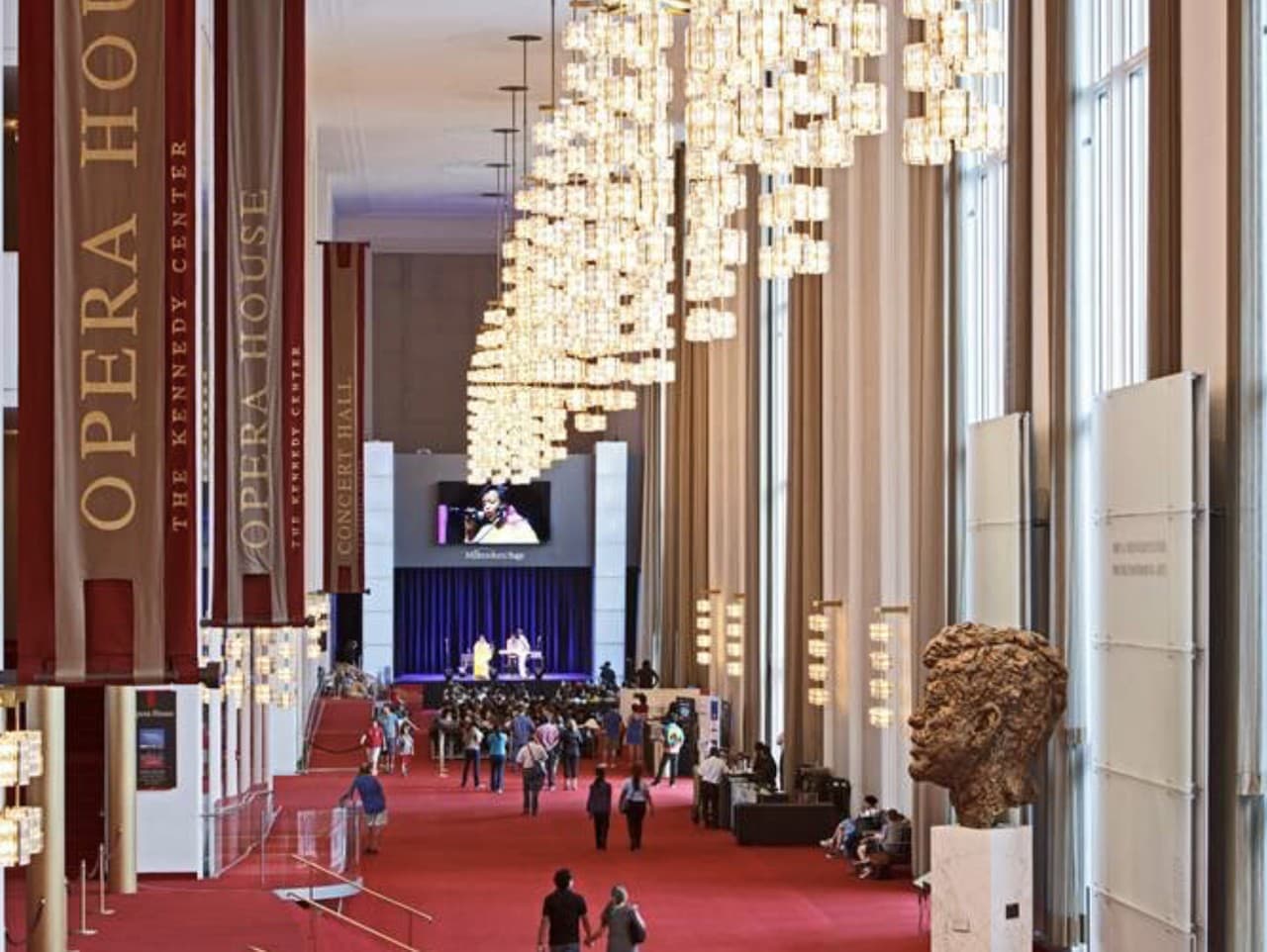 Biely dom premenúva Kennedyho centrum na Trumpovo-Kennedyho centrum