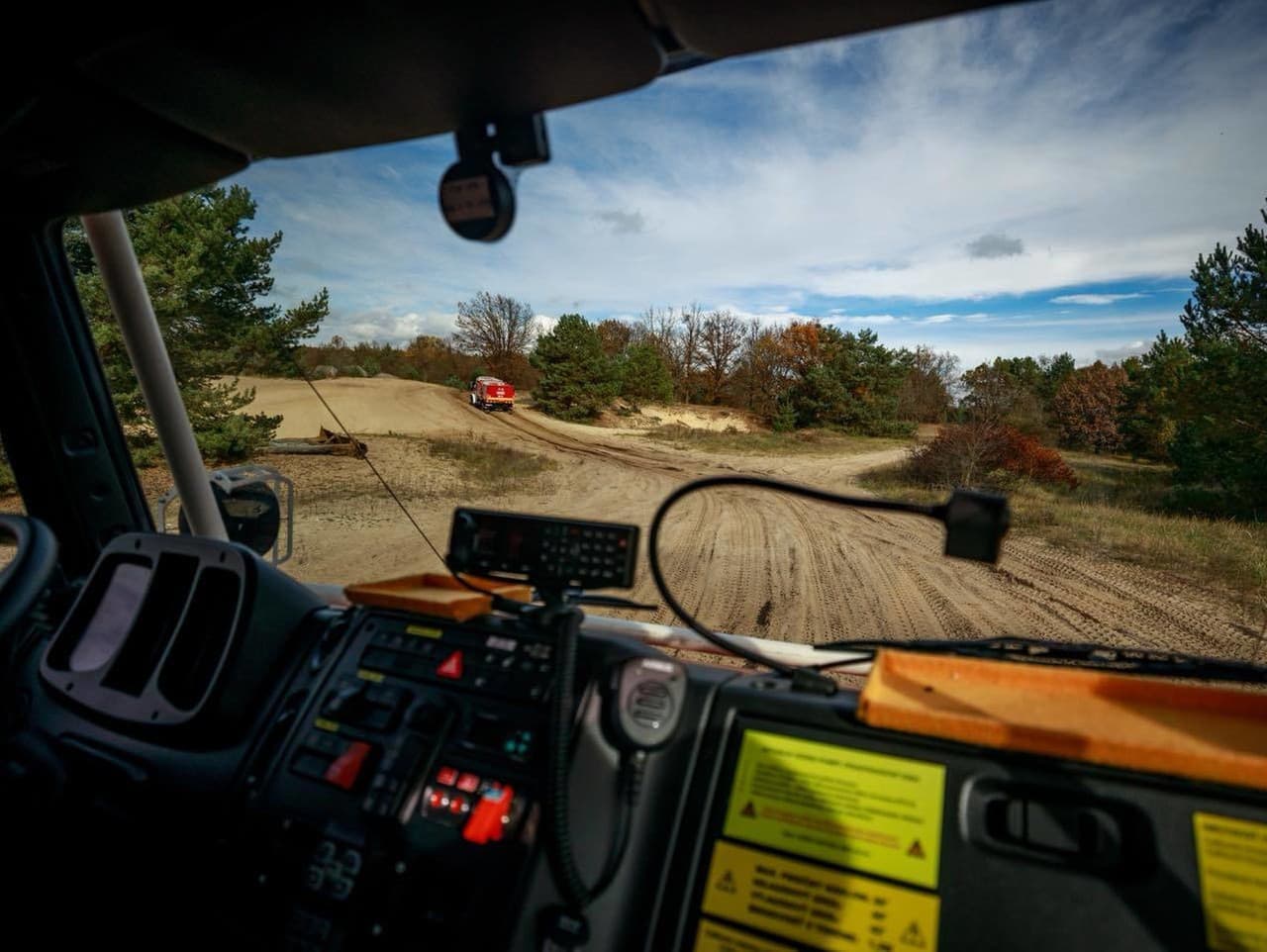 Hasiči zasahujú pri Krásnohorskom Podhradí, zranilo sa dieťa
