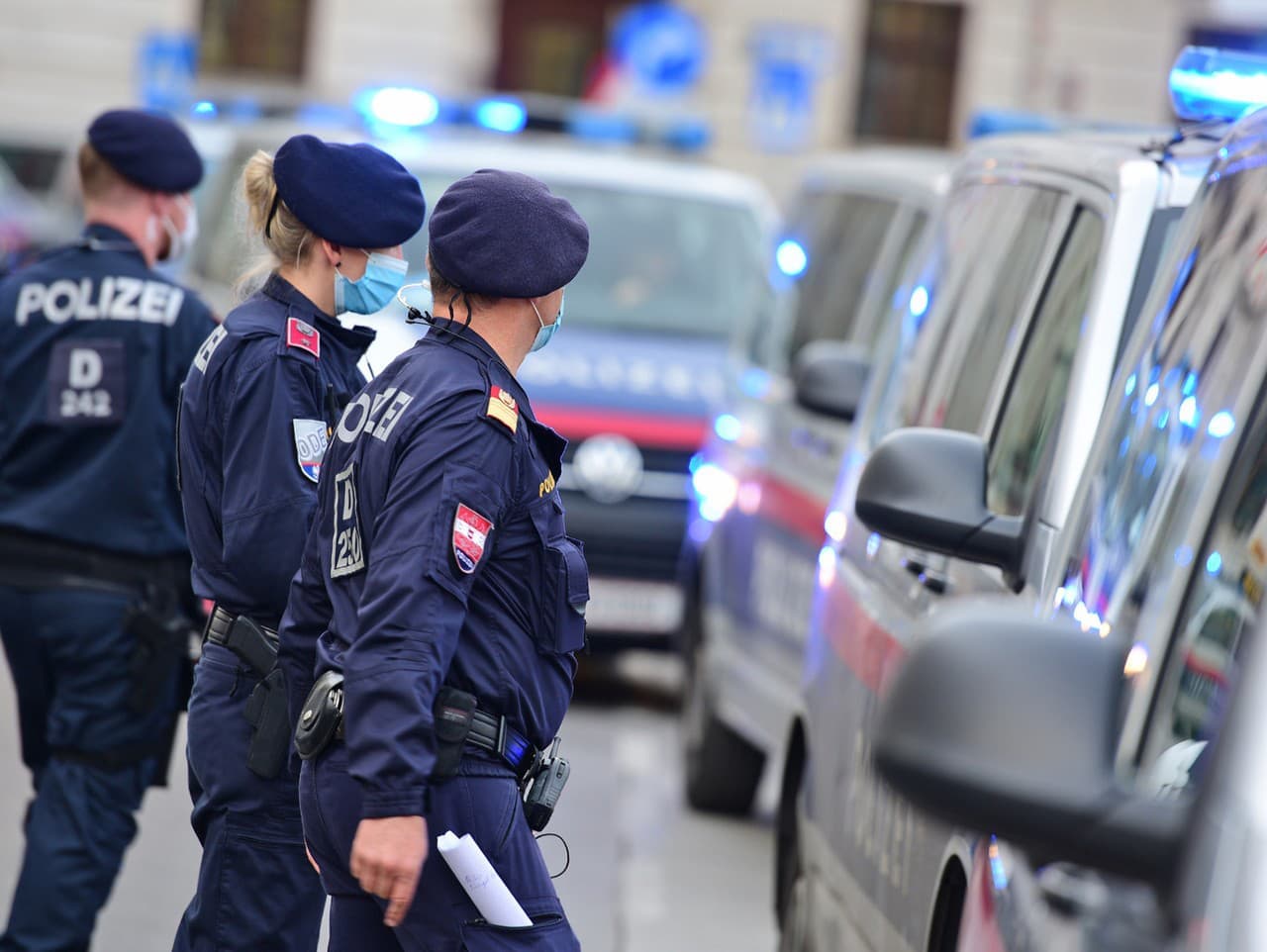 Rakúska polícia zadržala tri osoby po medzinárodnej operácii