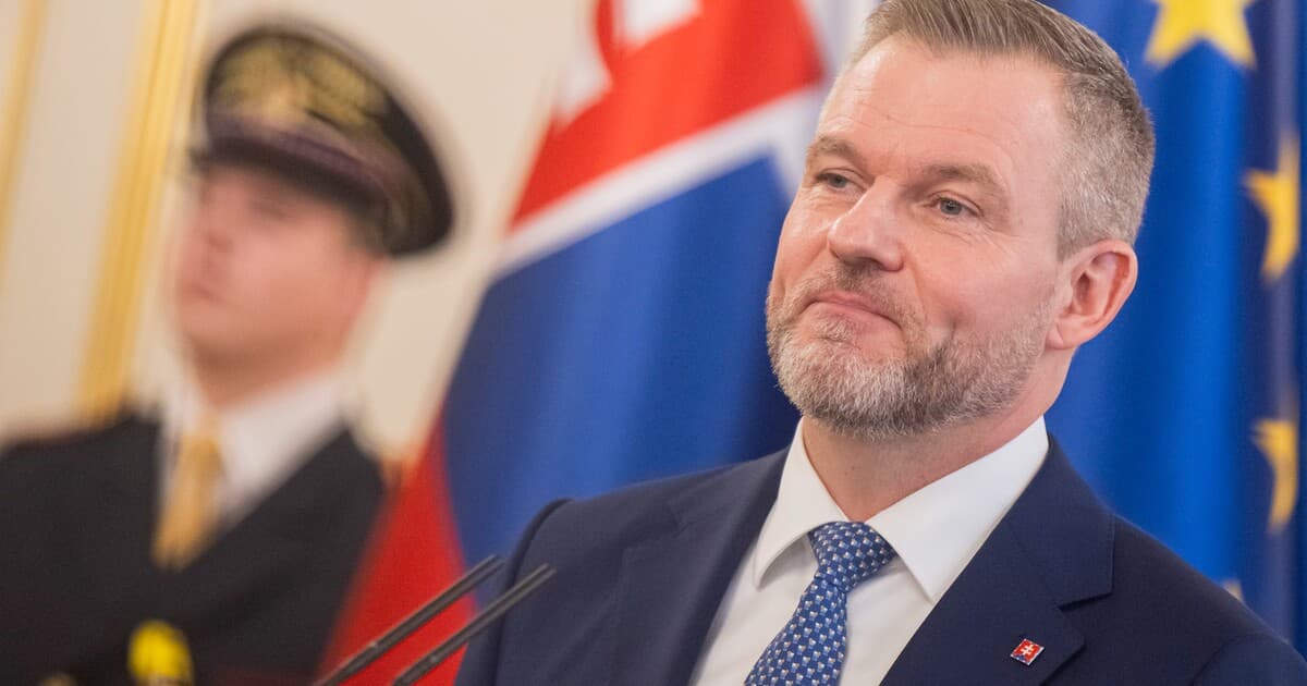 Prezident Pellegrini odmieta podpísať kontroverzný zákon o ÚOO