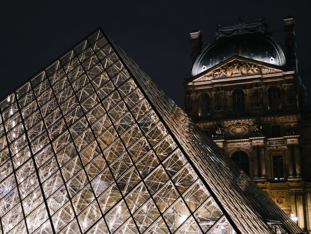 Podivná lúpež v Louvri: Pár s deťmi obvinený z krádeže šperkov