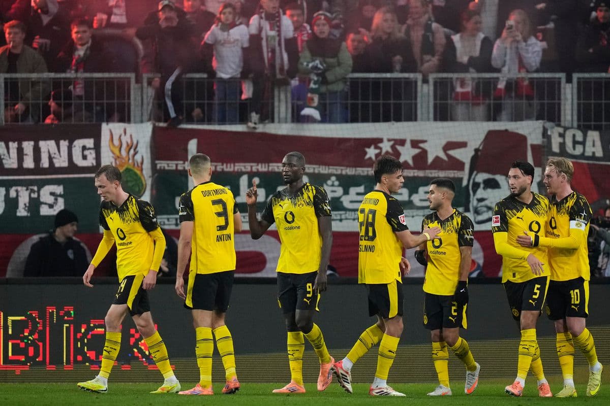 Borussia Dortmund s tesným víťazstvom v Augsburgu