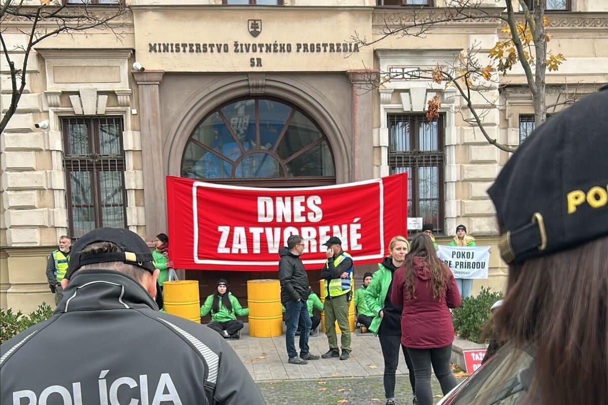Ekologickí aktivisti zabarikádovali ministerstvo, Taraba podáva trestné oznámenie
