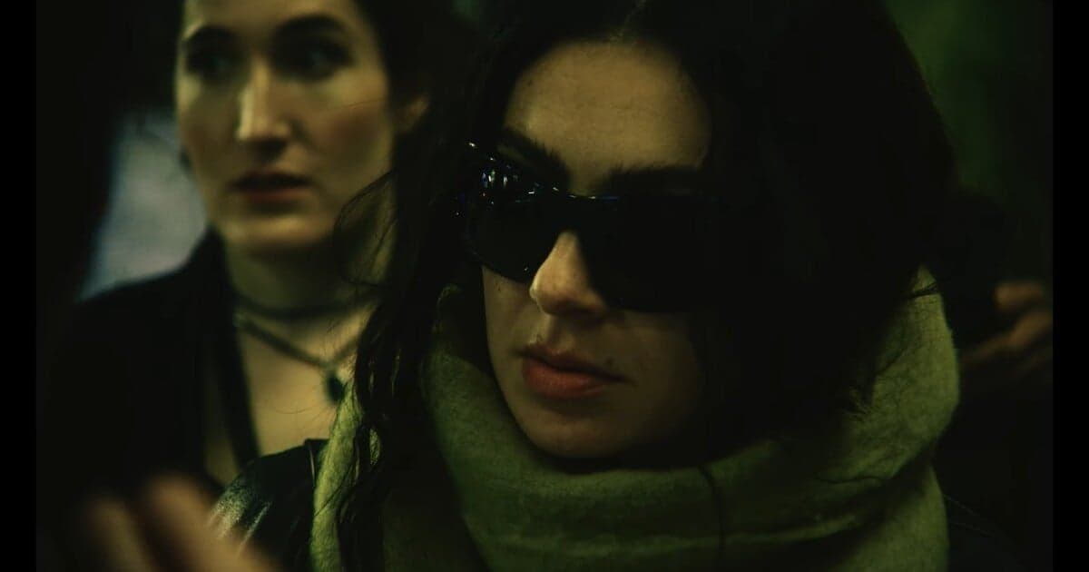 Charli XCX sa predstaví vo filme The Moment ako sama seba
