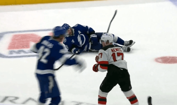 Napätie na ľade: Slovenský obranca a hviezda Tampy v nečakanej situácii