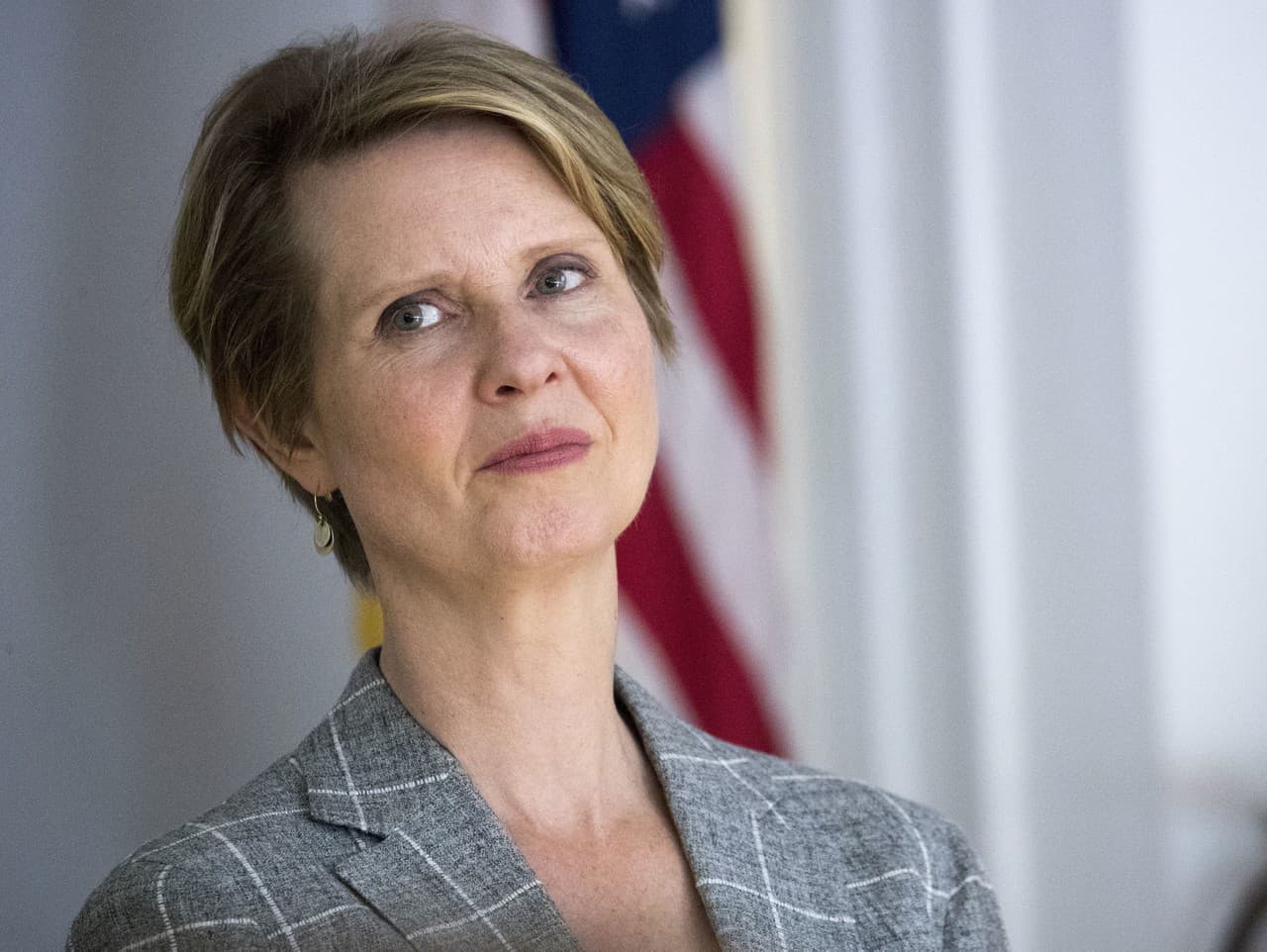 Cynthia Nixon prekvapila novým imidžom na premiére v New Yorku