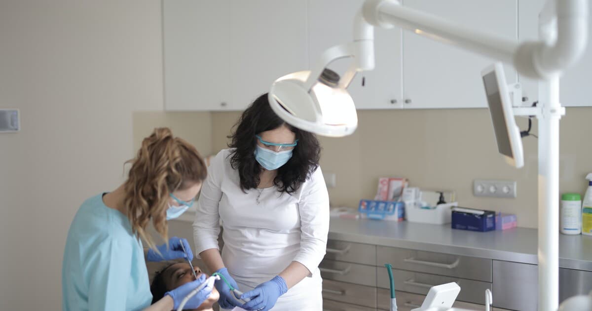 Zamestnávatelia na Slovensku ponúkajú až 20-tisíc eur za nástup do práce