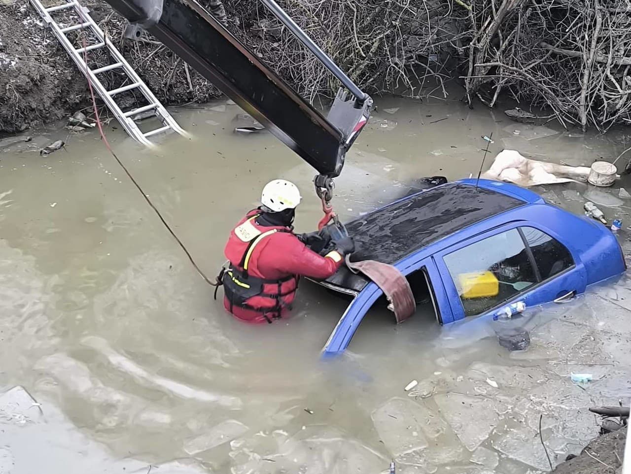 Tragická nehoda na juhu Slovenska: Muž zahynul v odvodňovacom kanáli