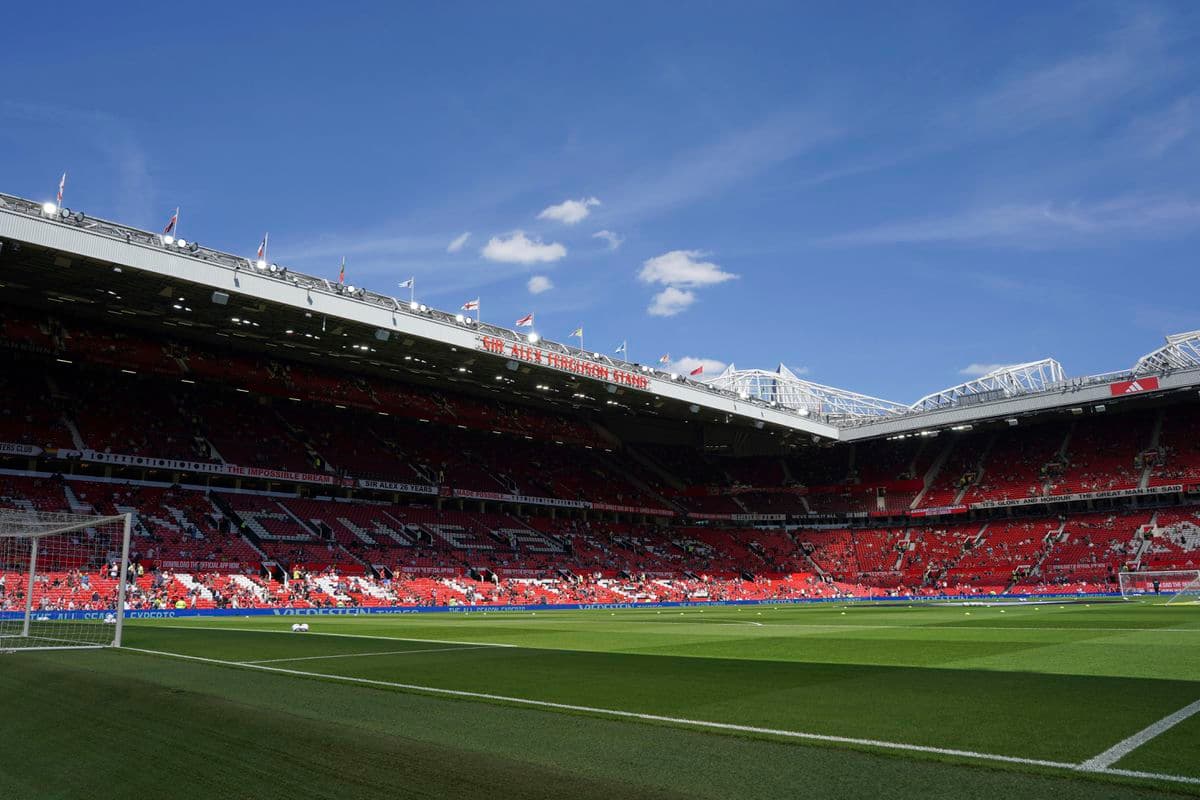 Manchester United zaujala hviezda Santosu, syn Robinha