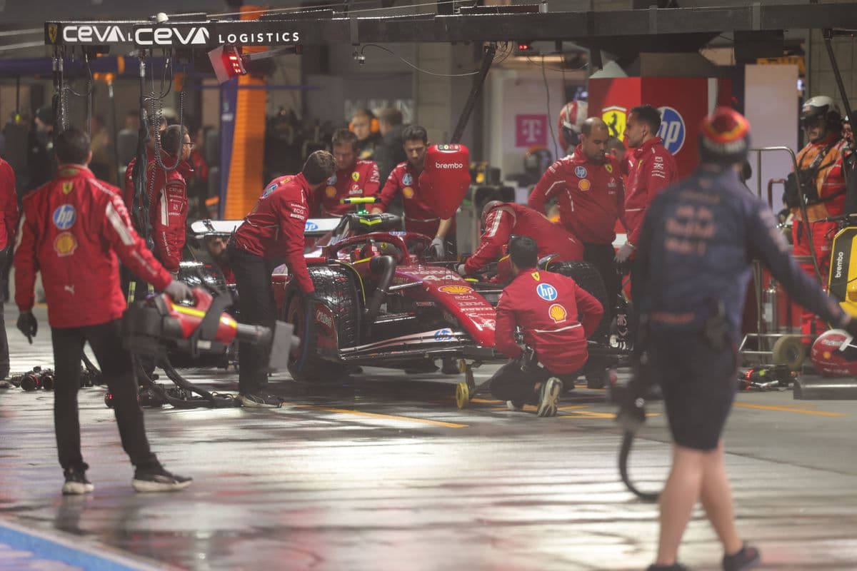 Vettel radí Hamiltonovi: Lepšie porozumieť kultúre Ferrari
