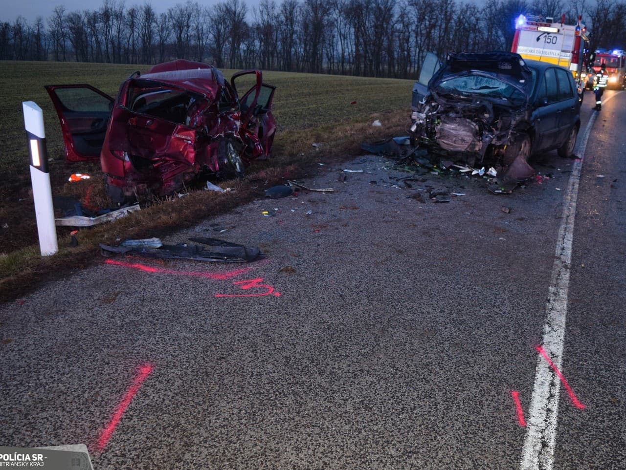 Čelná zrážka dvoch vozidiel neďaleko Nitry: Zranených je traja