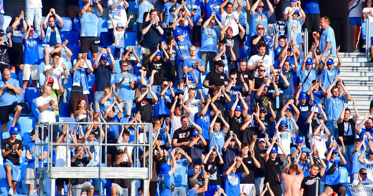 Agresívne správanie slovenských fanúšikov na letisku v Skopje