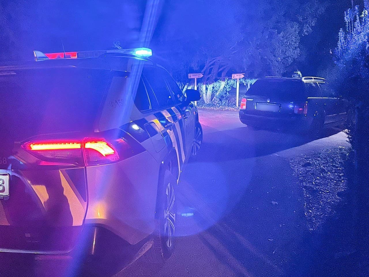 Tínedžer jazdil na aute s rozbitým čelným sklom