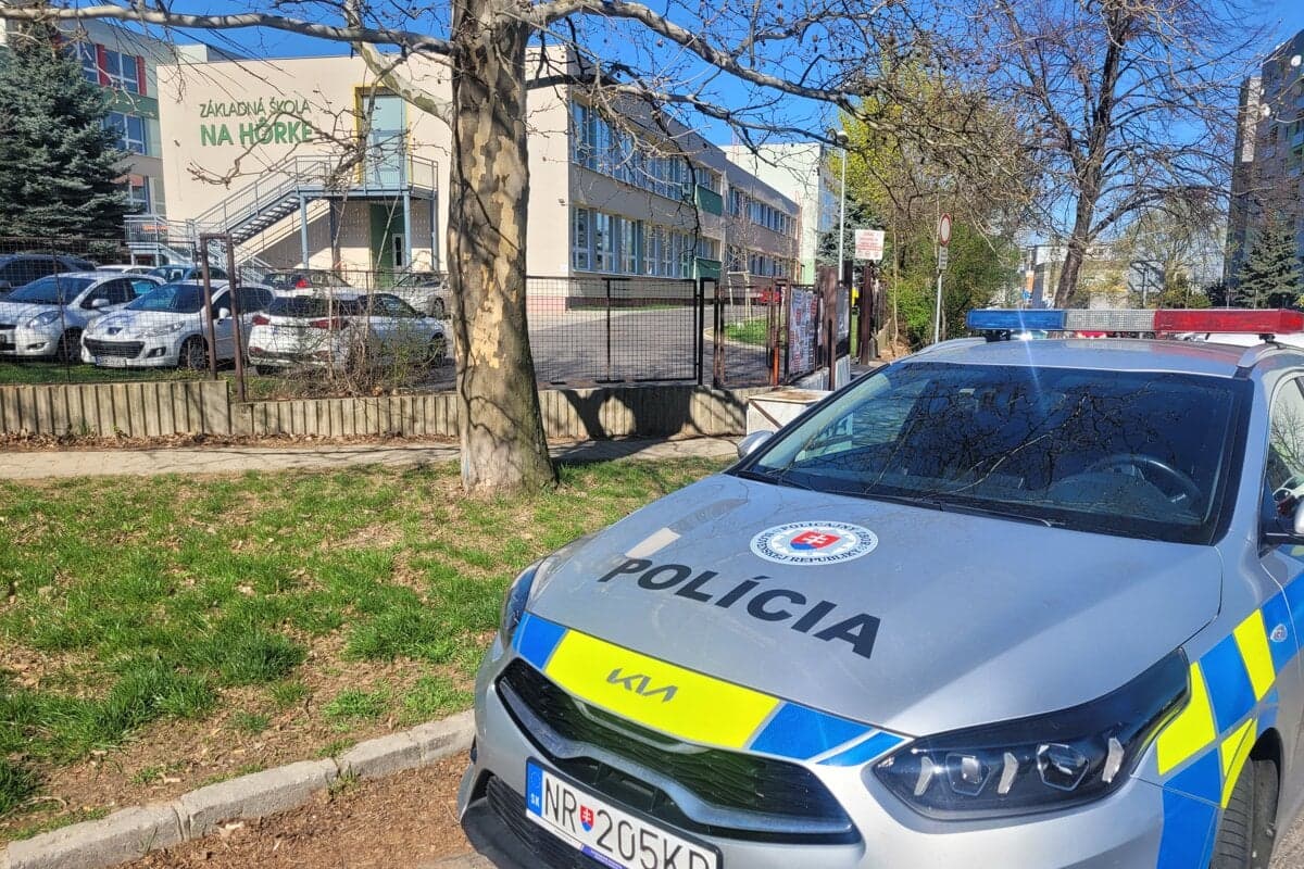 Tínedžer s náramkom na nohe sa vrátil do školy po vyhrážkach