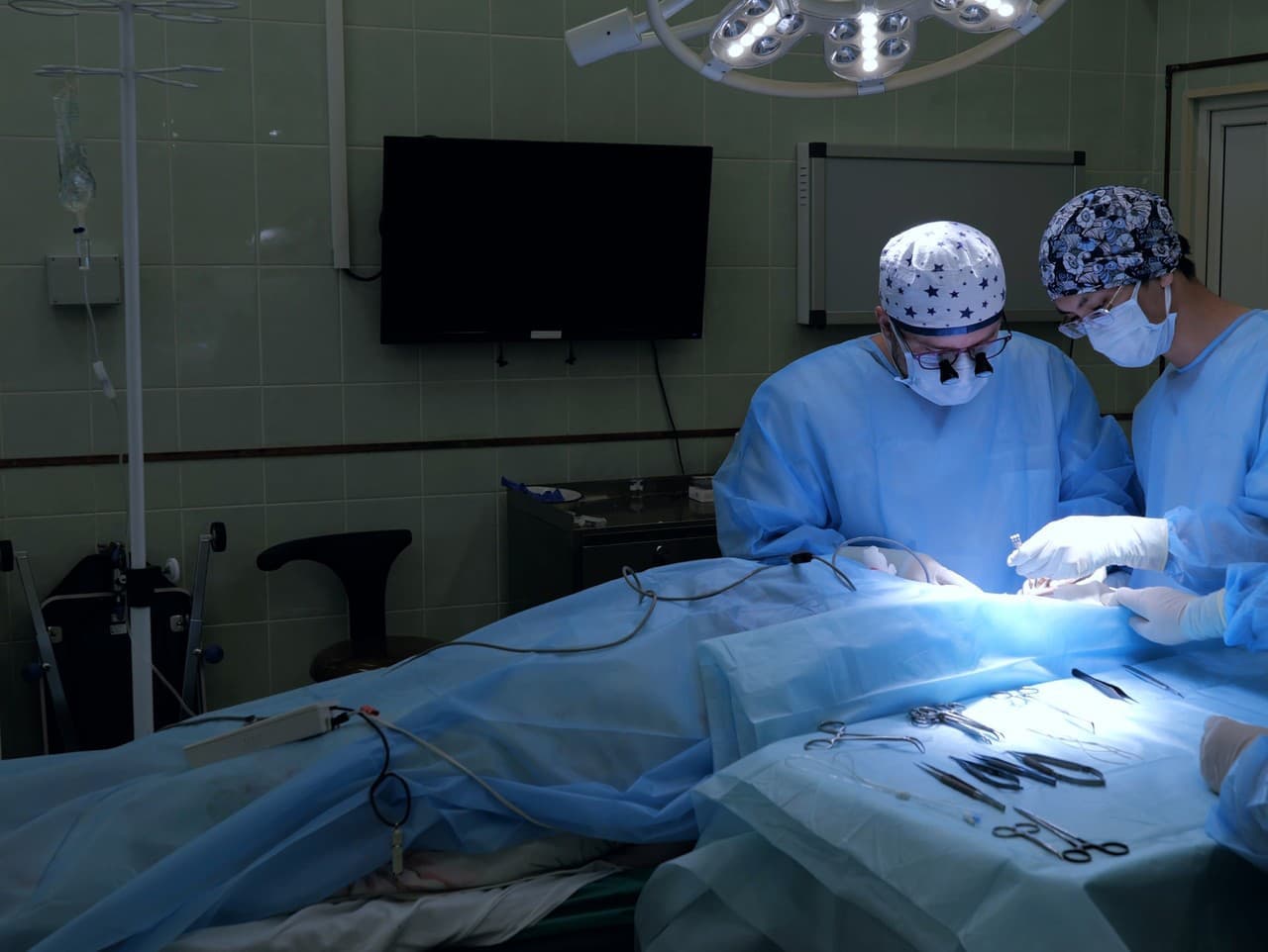 Znepokojujúci incident: Neurochirurgička dala dcére vŕtačku na operácii