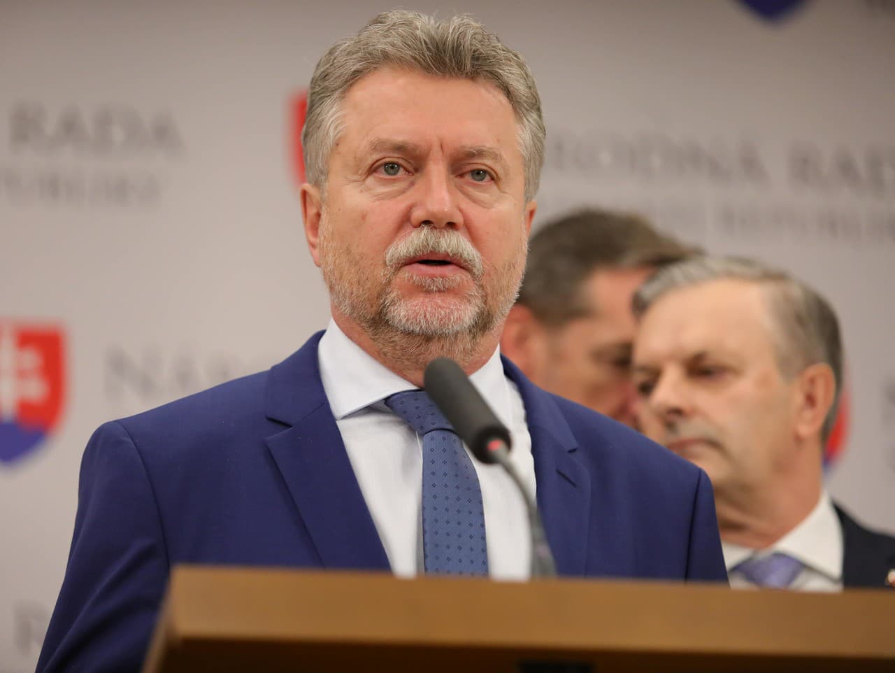 KDH odmieta zastropovanie cien palív, navrhuje pomoc domácnostiam