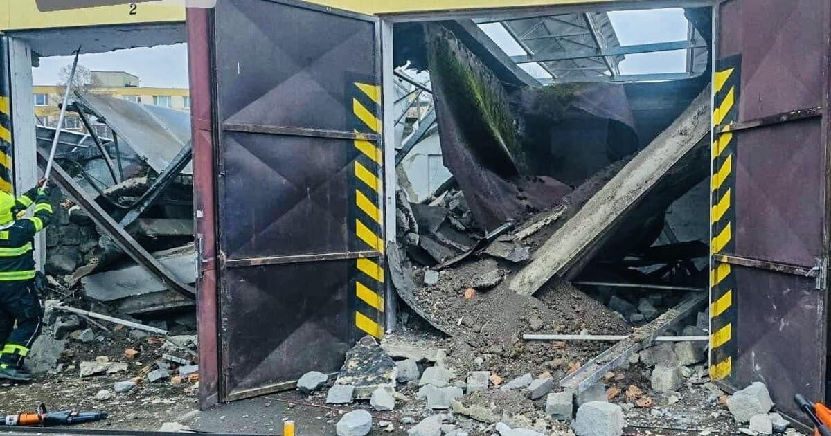 Zrútenie strechy vo Veľkých Kapušanoch: Robotníci v ohrození